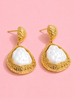 Pearl Golden Muse Earrings